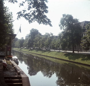 119353 Gezicht over de Stadsbuitengracht te Utrecht, met geheel links een gedeelte van het Informatiebureau van de ...